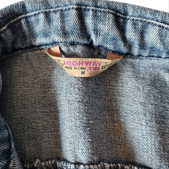 Short jeans jacket size medium - Picture 5 of 5